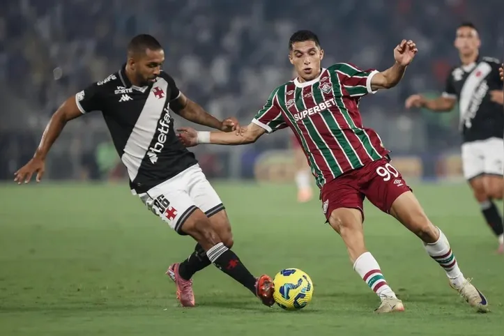 Vasco e Fluminense em ação na partida de ida da semifinal