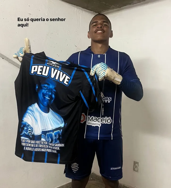 Destaque do CSA , goleiro Ariel homenageia o pai, morto em 2023
