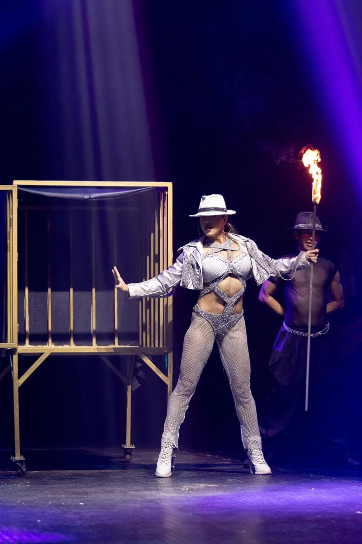 Coreógrafa, trapezista e mágica, Adrielle Alves integra a quinta geração de uma família circense