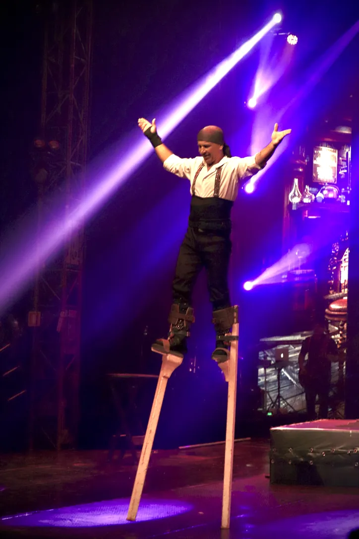 Aos 58 anos, Jeep Santiago encanta o público com seu número de acrobacia