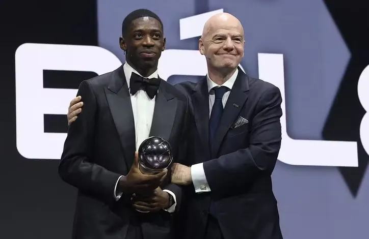 Ousmane Dembélé recebe o Prêmio The Best das mãos de Gianni Infantino, presidente da Fifa