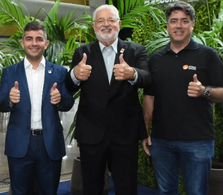 Empresário MÁRCIO RAPÔSO (centro) e os filhos HENRIQUE e MÁRCIO FILHO movimentam o mercado e promovem ações que atraem maceioenses e turistas à imobiliária, na Ponta Verde