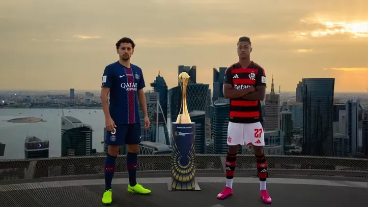 Marquinhos, do PSG, e Bruno Henrique, do Flamengo, posam ao lado da taça