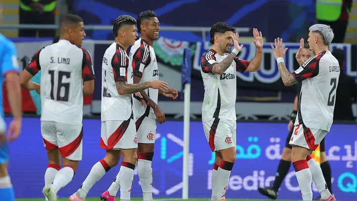 Jogadores do Flamengo comemoram a vitória sobre o Cruz Azul