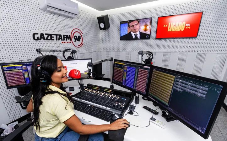 Para participar, ouvinte precisa enviar mensagem para a rádio
Locutores da Rádio Gazeta FM 94.1 comemorando os 46 anos de existencia em Maceió. Alagoas - Brasil.
Foto:@Ailton Cruz