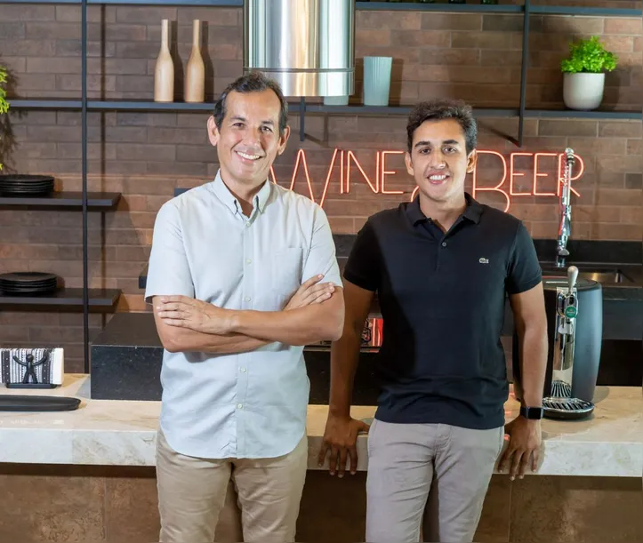 Diretores da Construtora Penedo, FELIPE LUNA e LUIS FELIPE conquistaram o troféu de melhor condomínio horizontal para o Terras Altas, localizado em Mar Vermelho, no Prêmio Master Ademi 2025