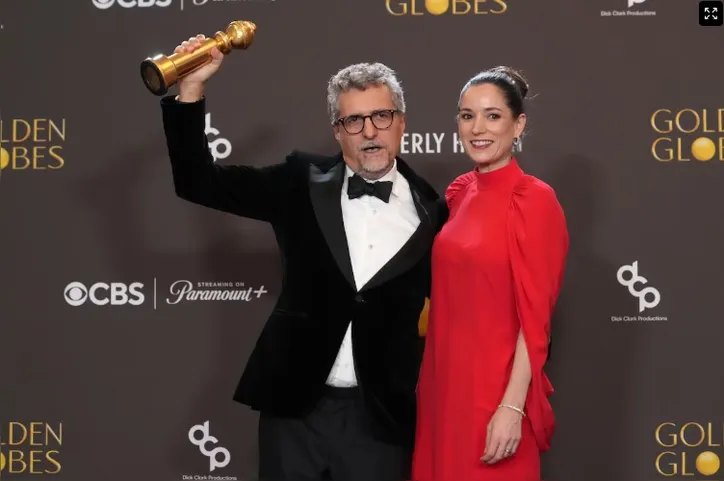 Kleber Mendonça Filho e Emilie Lesclaux celebram a conquista do Globo de Ouro de Melhor Filme de Língua Não Inglesa