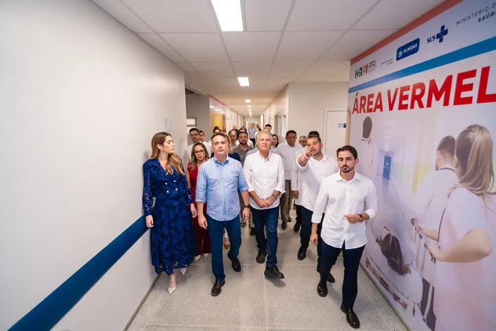 Paulo visitou as instalações do hospital ao lada da primeira-dama Júlia Dantas e do senador Renan