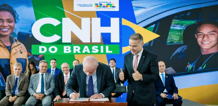 Ao lado do Ministro Renan Filho, Lula assinou ontem as mudanças para a obtenção da CNH


Foto: Ricardo Stuckert / PR