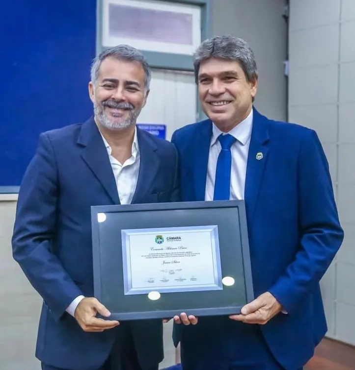Imagem ilustrativa da imagem James Silver recebe da Câmara Municipal a Comenda Aldemar Paiva