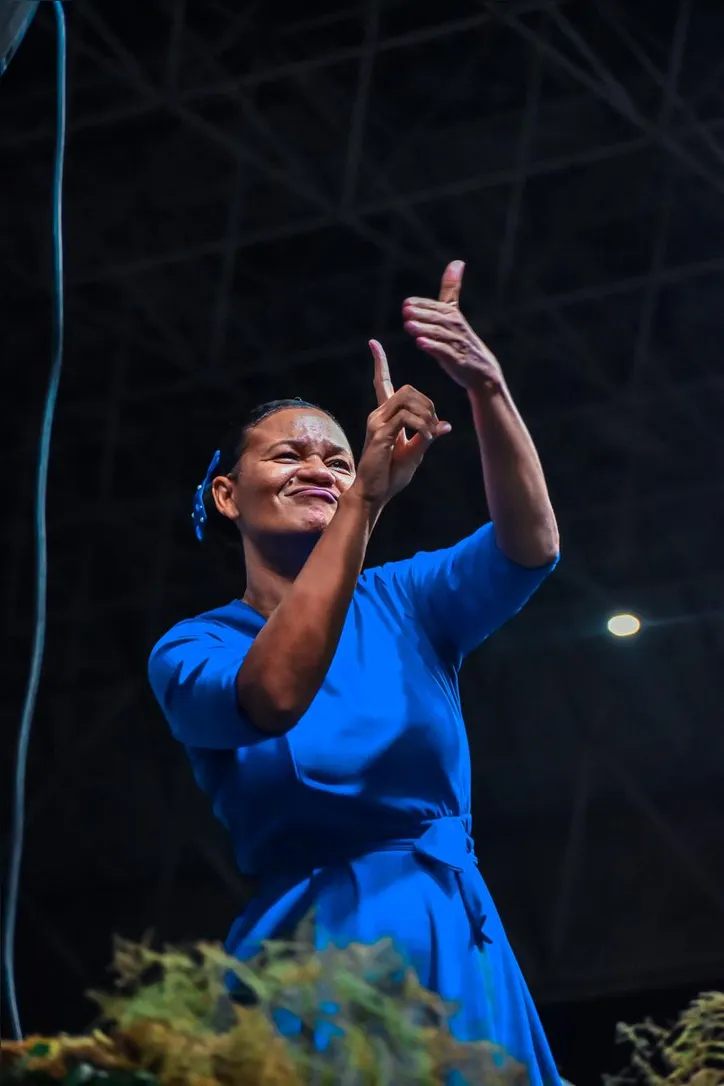 Jaqueline Soares dos Santos é intérprete de libras há 20 anos e iniciou sua trajetória dentro da igreja Assembleia de Deus
