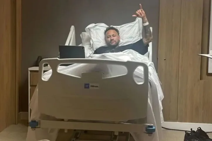 Neymar sofre cirurgia no menisco do joelho esquerdo em BH
