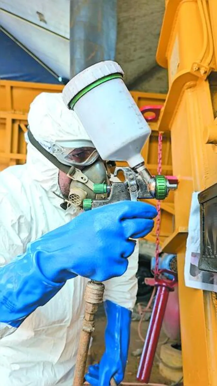 Oficina de reciclagem produz, apenas entre placas de entrada e saída, cerca de 100 unidades, utilizando sobras da indústria e peças de máquinas, promovendo um ciclo contínuo de reutilização