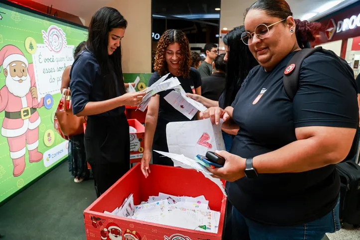 Grupo de professoras faz ação social anualmente; em 2025, elas escolheram adotar cartinhas no escritório do Papai Noel; pedidos de material escolar, considerados básicos, emocionaram amigas