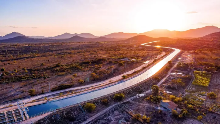 Trecho V do Canal do Sertão Alagoano, iniciado em 2024, já conta com 3 km concluídos e deve entregar mais 4,5 km até março de 2026; obra é considerada o maior projeto hídrico do estado
 Canal do Sertão Alagoano avança como o maior projeto hídrico do estado. Com 123,4 km já entregues, a obra integra o Novo PAC e leva água a dez municípios