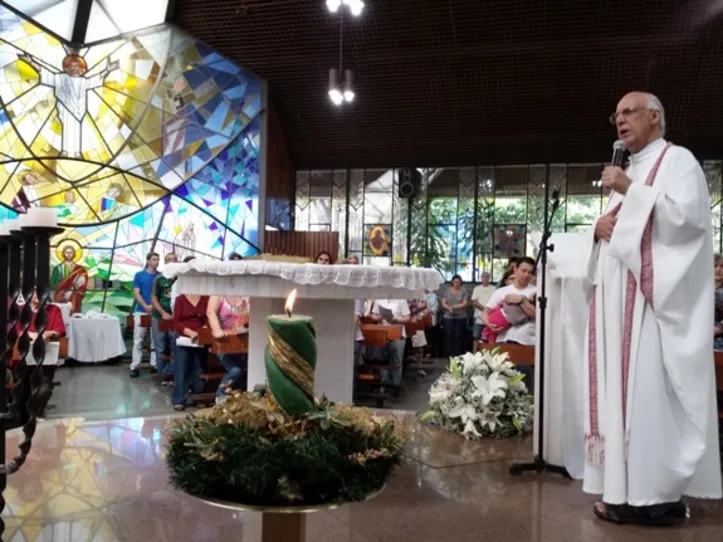 Primeira missa do padre Júlio Lancelotti após punição tem igreja lotada