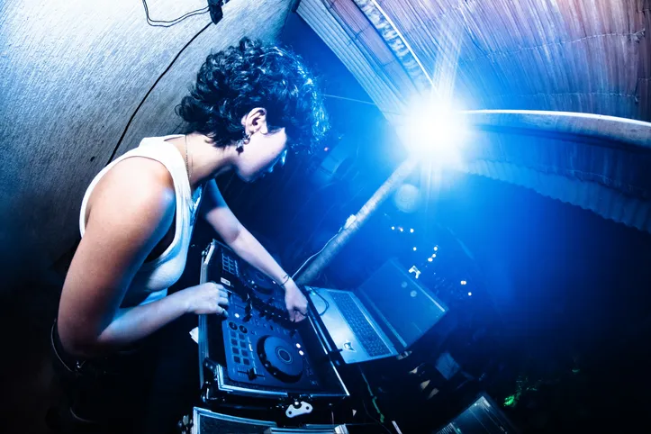 Imagem ilustrativa da imagem Quando a noite clareia: a música que move a nova geração de DJs em Maceió