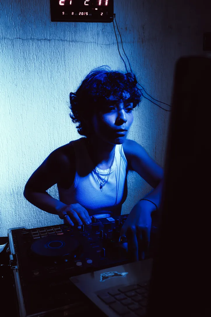 DJ Clariar conta da sua paixão pela música e revela detalhes da vida noturna contemporânea que movimenta o Jaraguá