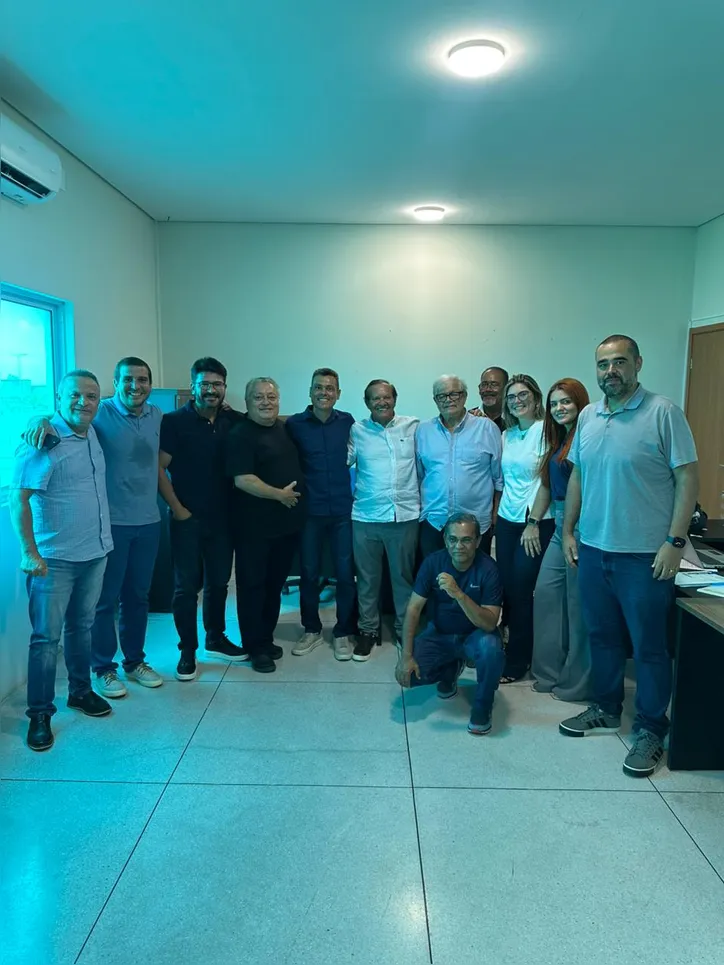 Rafael Tenório (centro) durante visita ao CT do CSA