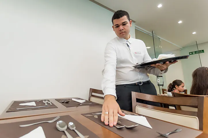 Em franca expansão, os serviços são a área que mais emprega no estado