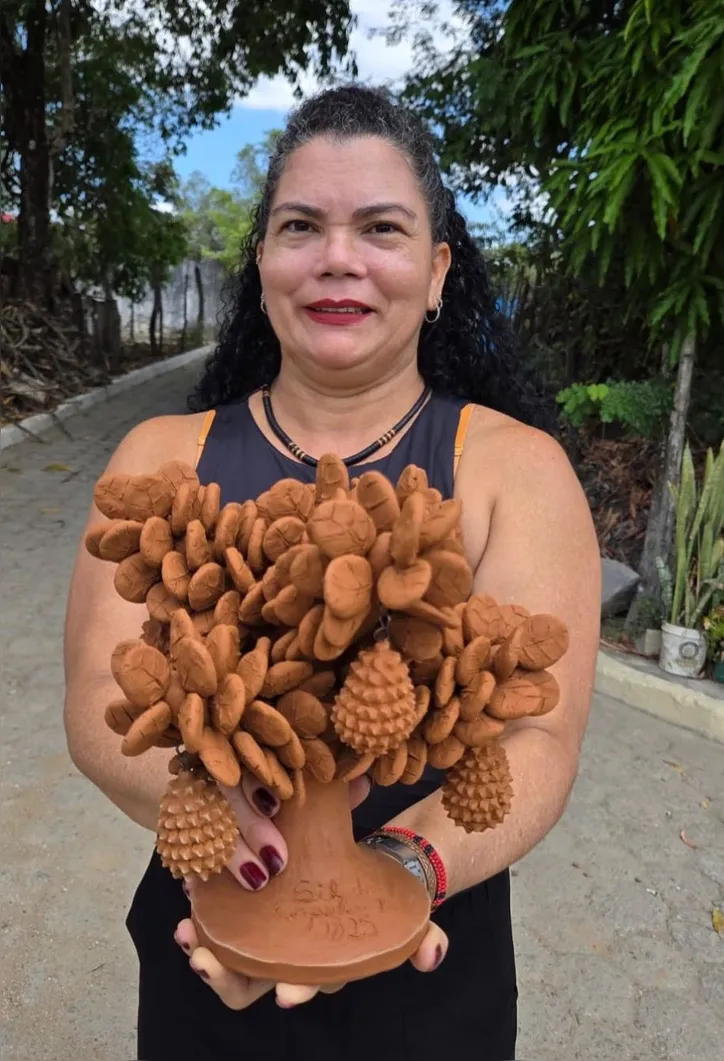 Imagem ilustrativa da imagem Sil da Capela: jaqueira feita de barro, carregada de vida, memória e raiz, virou árvore de Natal