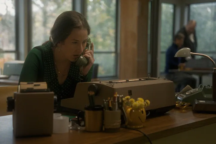 Imagem ilustrativa da imagem Um homem tentando caber onde não existe espaço