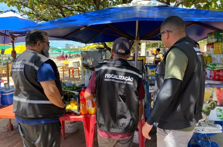 Equipes fiscalizam ambulantes nas praias