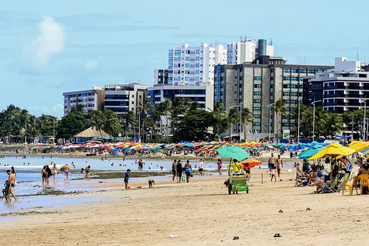 Na faixa litorânea, apesar da pouca chuva, as temperaturas máximas devem variar entre 31 °C e 32 °C