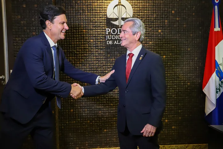 Desembargador Fábio Bittencourt (dir.) recebeu ontem a visita do presidente da AMA, Marcelo Beltrão