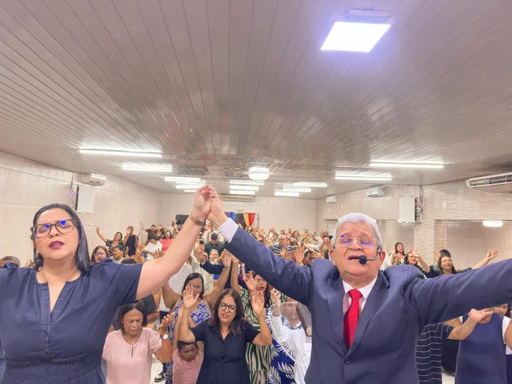 Com a pastora Camilla, Menezes chama a Igreja para despertar