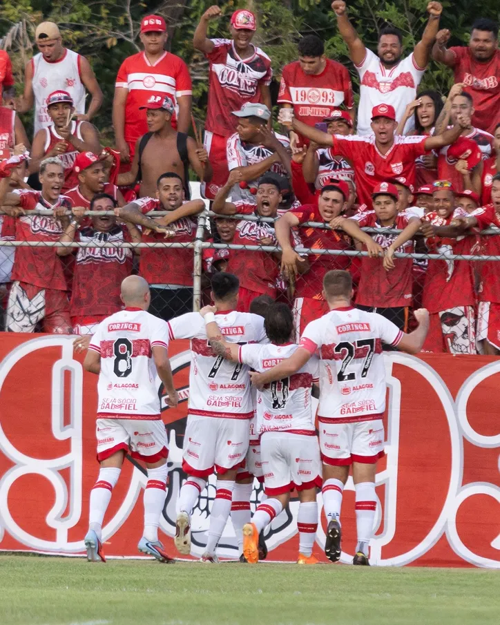 Jogadores do CRB comemoram gol de Baggio e a vitória por 1 a 0