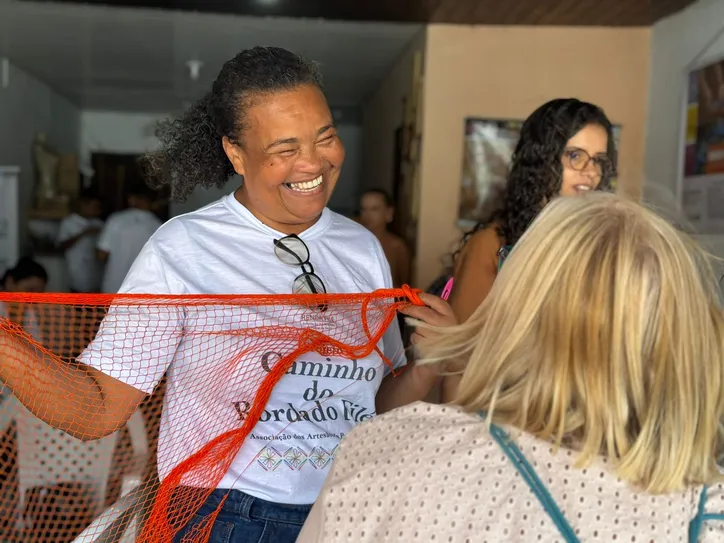 Artesãos aprendem a fazer a rede para bordar o filé