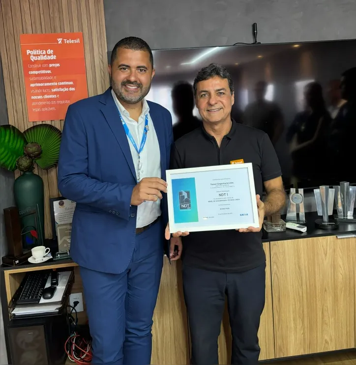 CEO da Telesil, ALFREDO BRÊDA (à dir.) recebeu de IRENO CAVALCANTI NETO, gerente da Cihar Nordeste, a Certificação NDT - Nível I da Caixa Econômica. Agora, a construtora é a única de Alagoas e umas das três do Nordeste com o selo de qualidade que atesta a excelência em execução de obra, solidez financeira e gestão