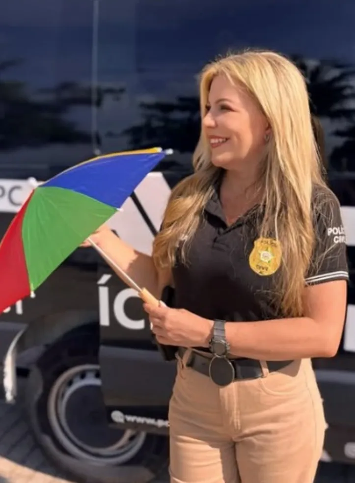 Delegada Ana Luiza Nogueira na Delegacia Itinerante.