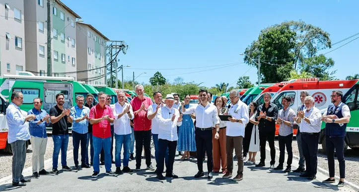 Ao lado de Paulo Dantas, Renan Filho, JHC, Arthur Lira e ministros, Lula entregou ontem ambulâncias e unidades habitacionais em Maceió