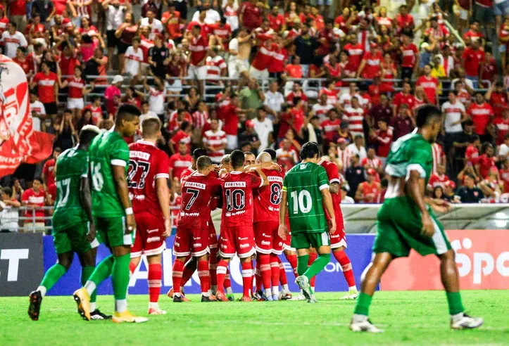 Jogadores do CRB festejam o terceiro gol do Galo sobre o Murici