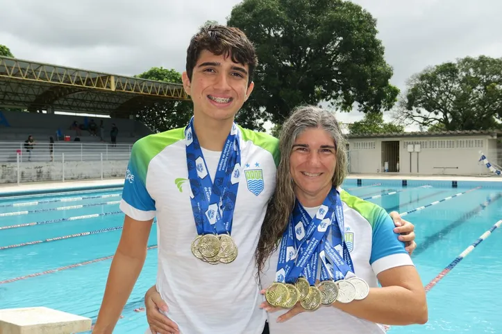 Felipe ao lado da mãe, Roberta Knowles, que também é atleta de natação: ambos serão homenageados
