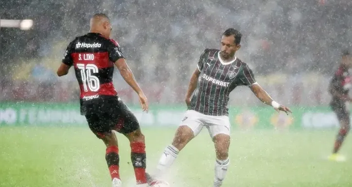Samuel Lino e Lima dividem bola debaixo de chuva em Flu 2x1 Fla