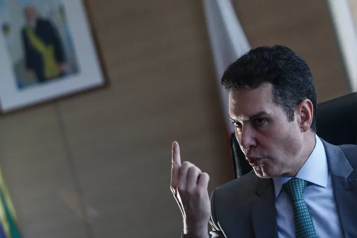 Ministro das Cidades, Jader Barbalho Filho, em seu gabinete