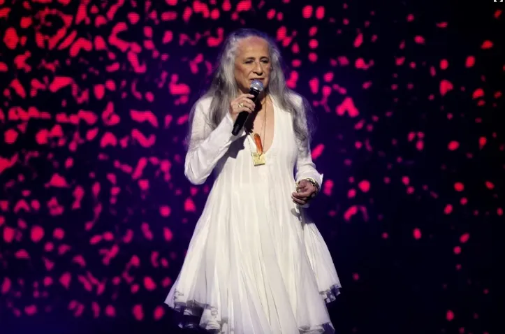 Maria Bethânia encerra turnê de 60 anos de carreira e lança single