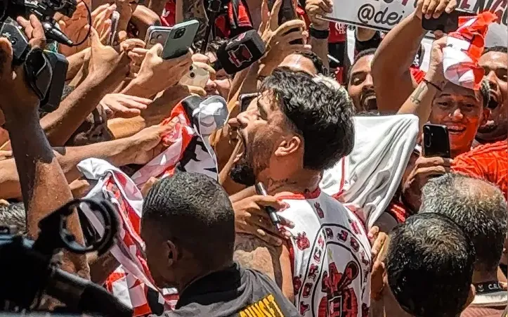 Torcida flamenguista esteve no Galeão, para receber Paquetá