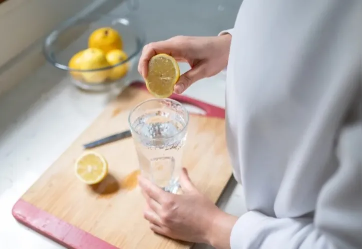 Consumir água com limão traz inúmeros benefícios para a saúde