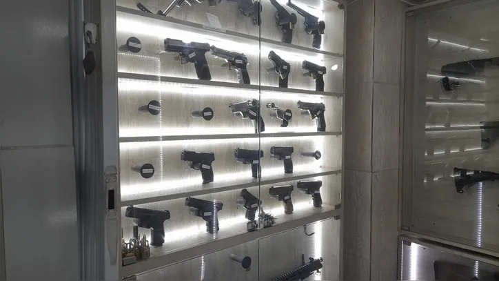 Lojas de arma de fogo foram alvos da operação.