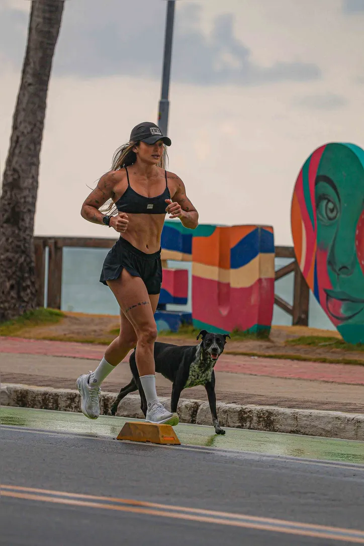 Sem dono, mas nunca sozinho, Pace fez da orla sua casa