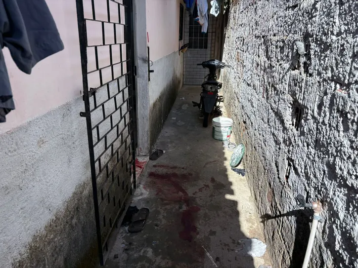 Fotos mostram casa arrombada e marcas de sangue após chacina em Ipioca