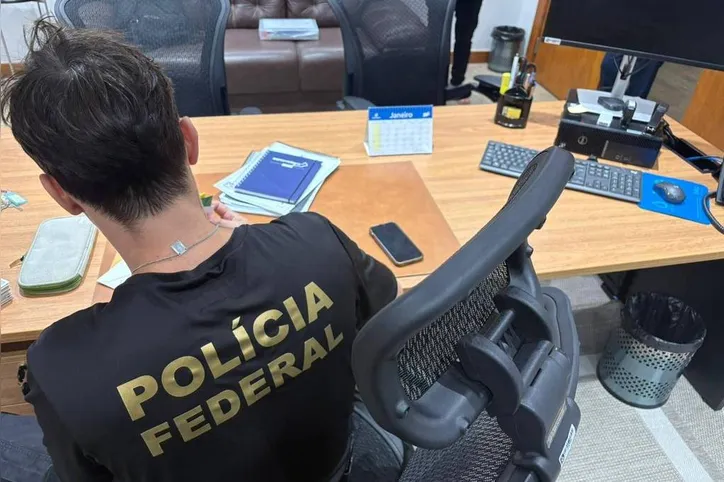 Agentes da PF na sede do Rioprevidência durante operação