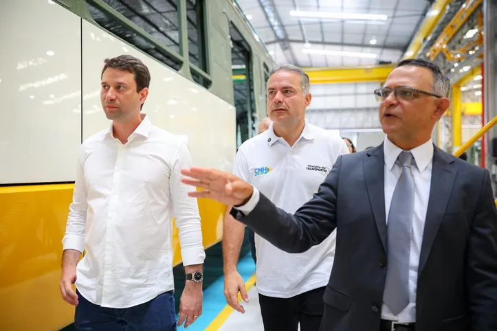 Ao lado do deputado Daniel Barbosa, o Ministro dos Transportes, Renan Filho, esteve nesta semana na fábrica da Marcopolo, na cidade de Caxias do Sul (RS), acompanhando a produção de VLTs