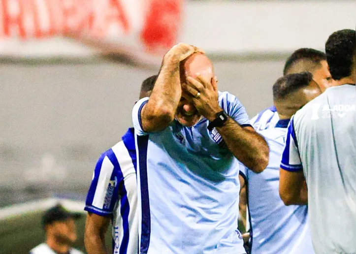 Técnico Itamar Schülle levou um tapa na cabeça após gol do CSA