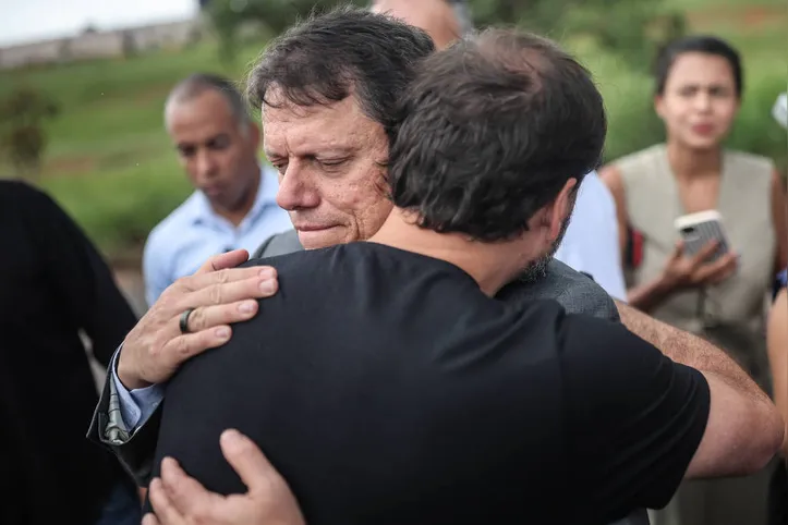 O governador de SP, Tarcísio de Freitas, abraça Carlos Bolsonaro