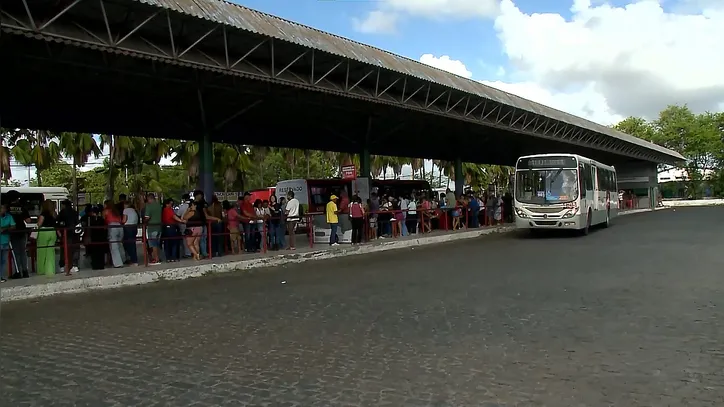 Tempo de espera pode chegar a uma hora e afeta trabalhadores segundo relatos de passageiros.